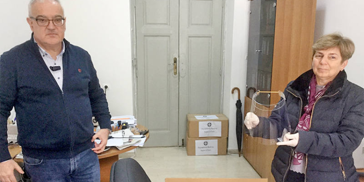 Προσφορά προσωπίδων για τους υγειονομικούς