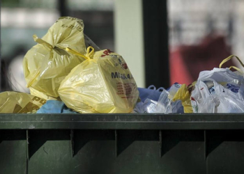Μεσαρά: πέταξε 25.000 ευρώ στα σκουπίδια