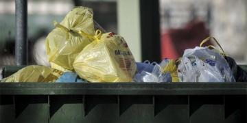 Μεσαρά: πέταξε 25.000 ευρώ στα σκουπίδια