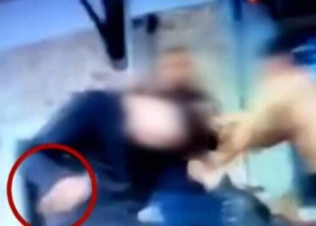 Κρήτη: Σοκαριστικό βίντεο – 24χρονος Γάλλος καρφώνει με μπουκάλι ομοεθνή του