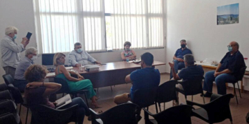 O Αντι/ρχης Χανίων με παράγοντες για το πρόγραμμα δακοκτονίας και εκπροσώπους των εργολάβων παγιδοθεσίας και ψεκασμών