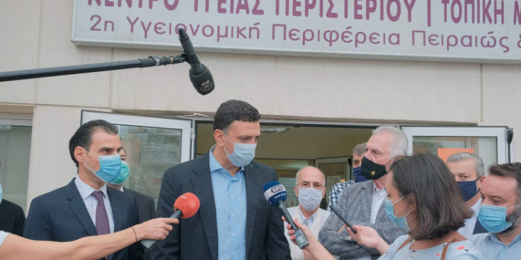 Ο υπουργός Υγείας, Βασίλης Κικίλιας, στο Κέντρο Υγείας Περιστερίου