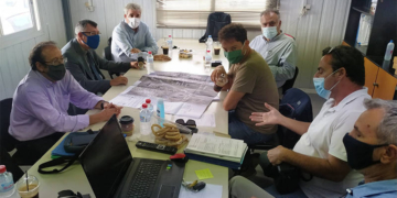 O Άρης Παπαδογιάννης και ο Γιάννης Καρνέσης στο οδικό έργο «Ηράκλειο – Μεσαρά»