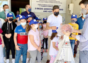 Ο κ. Αυγενάκης μοίραζει αθλητικό υλικό στους μικρούς μαθητές