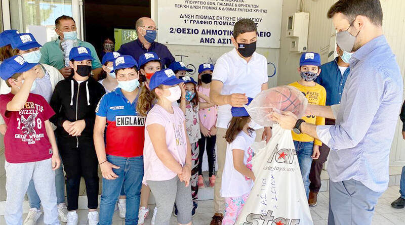 Ο κ. Αυγενάκης μοίραζει αθλητικό υλικό στους μικρούς μαθητές