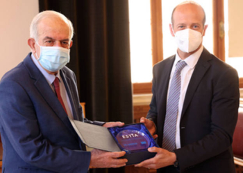Ο Δήμαρχρος Ηρακλείου βραβεύεται από Αναπληρωτή Αντιπρόσωπο της ΄Ύπατης Αρμοστείας του ΟΗΕ στην Ελλάδα Jason Hepps