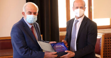 Ο Δήμαρχρος Ηρακλείου βραβεύεται από Αναπληρωτή Αντιπρόσωπο της ΄Ύπατης Αρμοστείας του ΟΗΕ στην Ελλάδα Jason Hepps