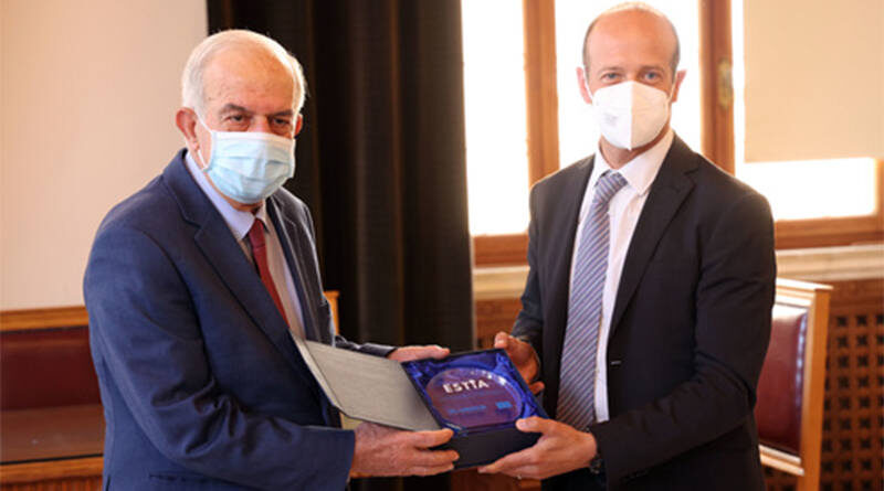 Ο Δήμαρχρος Ηρακλείου βραβεύεται από Αναπληρωτή Αντιπρόσωπο της ΄Ύπατης Αρμοστείας του ΟΗΕ στην Ελλάδα Jason Hepps