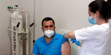 'Εμβολιάστηκε στο εμβολιαστικό κέντρο του Κέντρου Υγείας Αγίας Βαρβάρας ο Δήμαρχος Γόρτυνας, Λευτέρης Κοκολάκης.