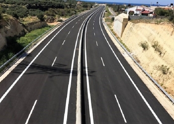 Σε τι παραδοχές στηρίζεται η κυβερνητική πρόβλεψη για διόδια ύψους 0,063 € / χλμ. στο…