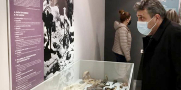 Στα εγκαίνια της έκθεσης “Των Αντριωμένων τ’ ‘αρματα”