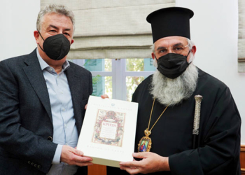 Ο Σεβασμιώτατος Αρχιεπίσκοπος Κρήτης κ. Ευγένιος με τον Περιφερειάρχη Κρήτης Σταύρο Αρναουτάκη