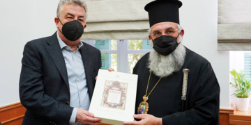 Ο Σεβασμιώτατος Αρχιεπίσκοπος Κρήτης κ. Ευγένιος με τον Περιφερειάρχη Κρήτης Σταύρο Αρναουτάκη