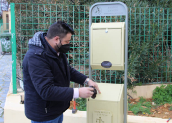 σταθμός με σακουλάκια περισυλλογής και καλαθάκια - δοχεία για την εναπόθεση ακαθαρσιών, ζώων συντροφιάς