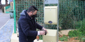 σταθμός με σακουλάκια περισυλλογής και καλαθάκια - δοχεία για την εναπόθεση ακαθαρσιών, ζώων συντροφιάς