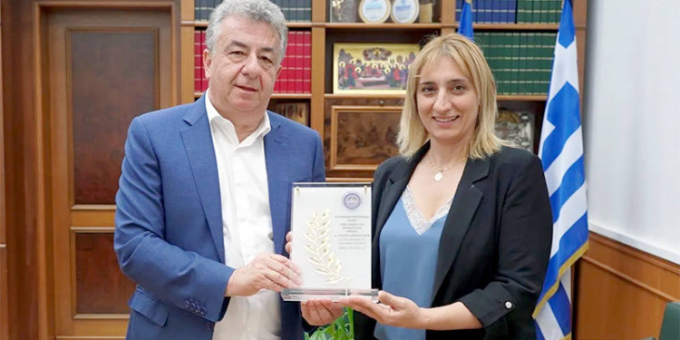 Τιμητική πλακέτα από την Ελληνική Ομοσπονδία Πάλης στον Περιφερειάρχη Κρήτης