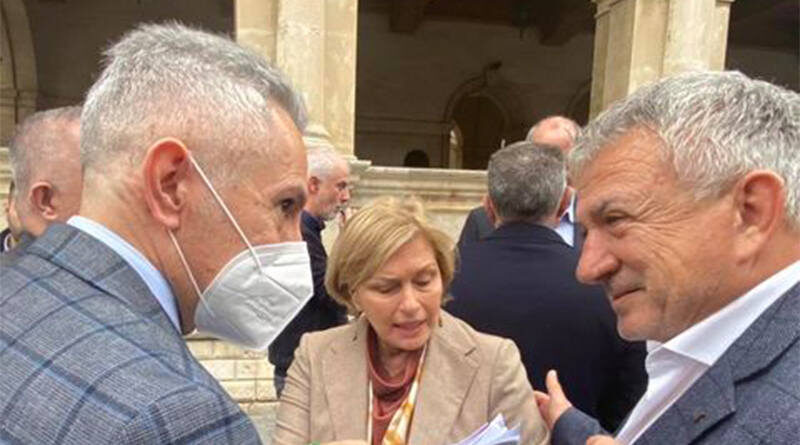Η Υπουργός Υγείας κ. Μίνα Γκάγκα, o διοικητής της 7ης Υγειονομικής Περιφέρειας Κρήτης κ. Νεκτάριου Παπαβασιλείου, και ο Δήμαρχος Φαιστού κ. Γρήγορης Νικολιδάκης