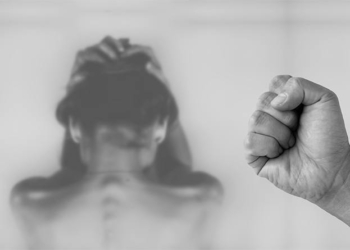 ενδοοικογενειακή βία