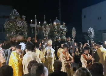 Επιτάφιοι και προσκύνημα στο κέντρο των Μοιρών