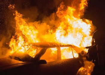 Αυτοκίνητο παίρνει φωτιά στο Αρκαλοχώρι.