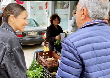 Ελένη Βατσινά στη λαϊκή αγορά των Μοιρών