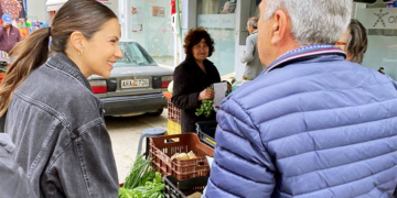 Ελένη Βατσινά στη λαϊκή αγορά των Μοιρών