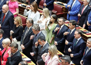 Ελένη Βατσινά στην ορκωμοσία της στην Βουλή των Ελλήνων