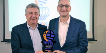 "Σταύρος Αρναουτάκης τιμάται από ΕΚΑΣΚ για την προσφορά του στον αθλητισμό και το μπάσκετ στην Κρήτη.