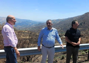 Κωστής Χατζηδάκης και Γιάννης Ταταράκης κατά την επίσκεψη στις πυρόπληκτες περιοχές του Δήμου Αγίου Βασιλείου