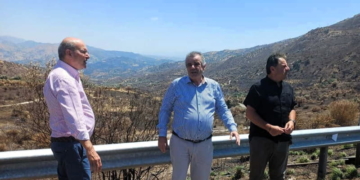 Κωστής Χατζηδάκης και Γιάννης Ταταράκης κατά την επίσκεψη στις πυρόπληκτες περιοχές του Δήμου Αγίου Βασιλείου