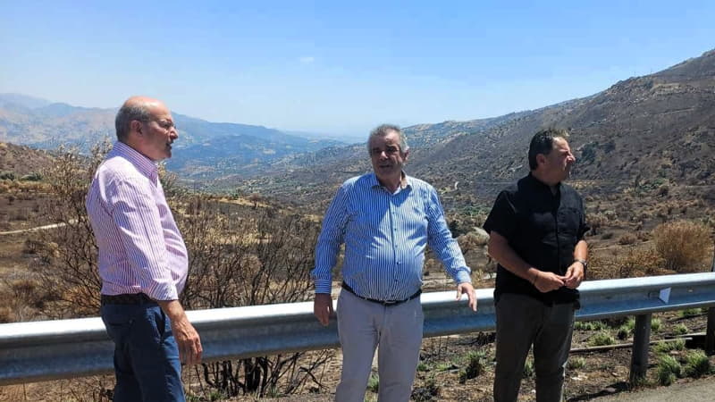 Κωστής Χατζηδάκης και Γιάννης Ταταράκης κατά την επίσκεψη στις πυρόπληκτες περιοχές του Δήμου Αγίου Βασιλείου