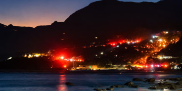 Φωτιά στα Σελλιά Ρεθύμνου όπως φαίνεται από την παραλία του Πλακιά
