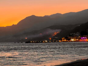 fotia-sellia-rethymno-plakias.jpg Φωτιά στα Σελλιά Ρεθύμνου όπως φαίνεται από την παραλία του Πλακιά