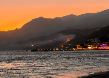 Φωτιά στα Σελλιά Ρεθύμνου όπως φαίνεται από την παραλία του Πλακιά