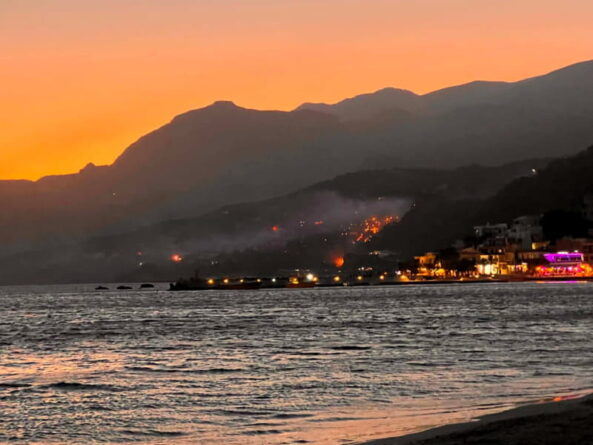 Φωτιά στα Σελλιά Ρεθύμνου όπως φαίνεται από την παραλία του Πλακιά