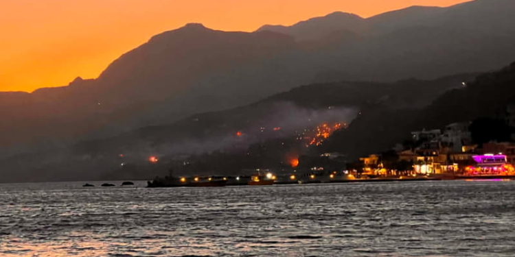 Φωτιά στα Σελλιά Ρεθύμνου όπως φαίνεται από την παραλία του Πλακιά