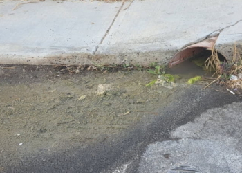 Αγωγός και λιμνάζοντα νερά κοντά στο 1ο Δημοτικό Σχολείο Μοιρών