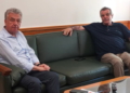 Ο Περιφερειάρχης Κρήτης Σταύρος Αρναουτάκης και ο δήμαρχος Αγίου Βασιλείου Γιάννης Ταταράκης κατά τη συνάντησή τους στην Περιφέρεια Κρήτης για τις επιπτώσεις της πυρκαγιάς και τη στήριξη των πυρόπληκτων