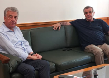 Ο Περιφερειάρχης Κρήτης Σταύρος Αρναουτάκης και ο δήμαρχος Αγίου Βασιλείου Γιάννης Ταταράκης κατά τη συνάντησή τους στην Περιφέρεια Κρήτης για τις επιπτώσεις της πυρκαγιάς και τη στήριξη των πυρόπληκτων
