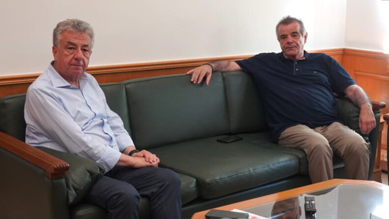 Ο Περιφερειάρχης Κρήτης Σταύρος Αρναουτάκης και ο δήμαρχος Αγίου Βασιλείου Γιάννης Ταταράκης κατά τη συνάντησή τους στην Περιφέρεια Κρήτης για τις επιπτώσεις της πυρκαγιάς και τη στήριξη των πυρόπληκτων