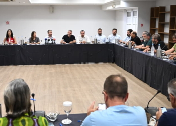 Ο Νίκος Ανδρουλάκης στη συνάντηση με εκπροσώπους κτηνοτρόφων της Κρήτης στο Ηράκλειο