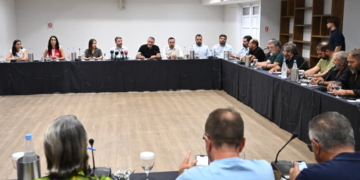 Ο Νίκος Ανδρουλάκης στη συνάντηση με εκπροσώπους κτηνοτρόφων της Κρήτης στο Ηράκλειο