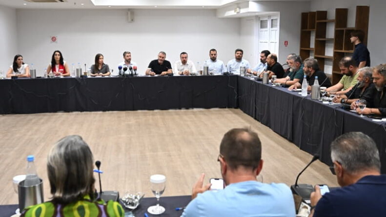 Ο Νίκος Ανδρουλάκης στη συνάντηση με εκπροσώπους κτηνοτρόφων της Κρήτης στο Ηράκλειο