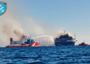Πυρκαγιά στο φορτηγό-οχηματαγωγό BLUE CARRIER 2 βόρεια της Μυκόνου