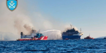 Πυρκαγιά στο φορτηγό-οχηματαγωγό BLUE CARRIER 2 βόρεια της Μυκόνου