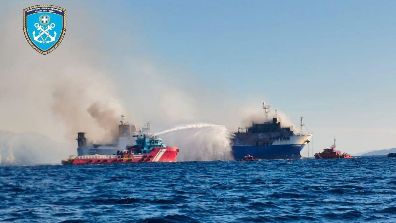 Πυρκαγιά στο φορτηγό-οχηματαγωγό BLUE CARRIER 2 βόρεια της Μυκόνου