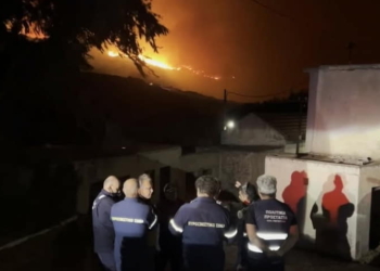 Πυροσβεστικές δυνάμεις στη μεγάλη φωτιά στην περιοχή Χώνος Σητείας