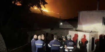 Πυροσβεστικές δυνάμεις στη μεγάλη φωτιά στην περιοχή Χώνος Σητείας