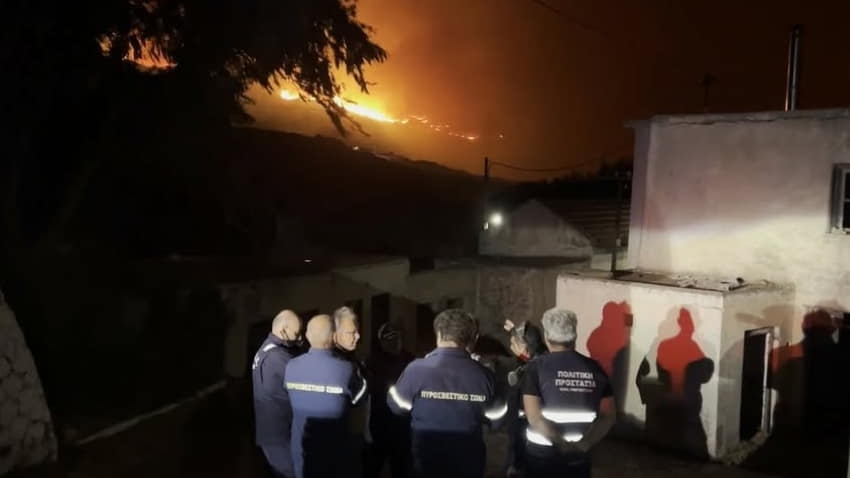 Πυροσβεστικές δυνάμεις στη μεγάλη φωτιά στην περιοχή Χώνος Σητείας