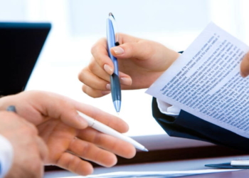 Υποψήφιος εργαζόμενος εξετάζει αγγελία εργασίας και πληροφορίες μισθού.